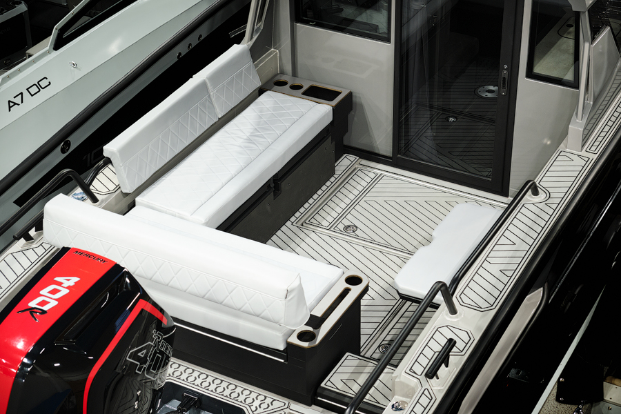 Лодка VOYAGER 850 Cabin с мотором MERCURY V10 400R