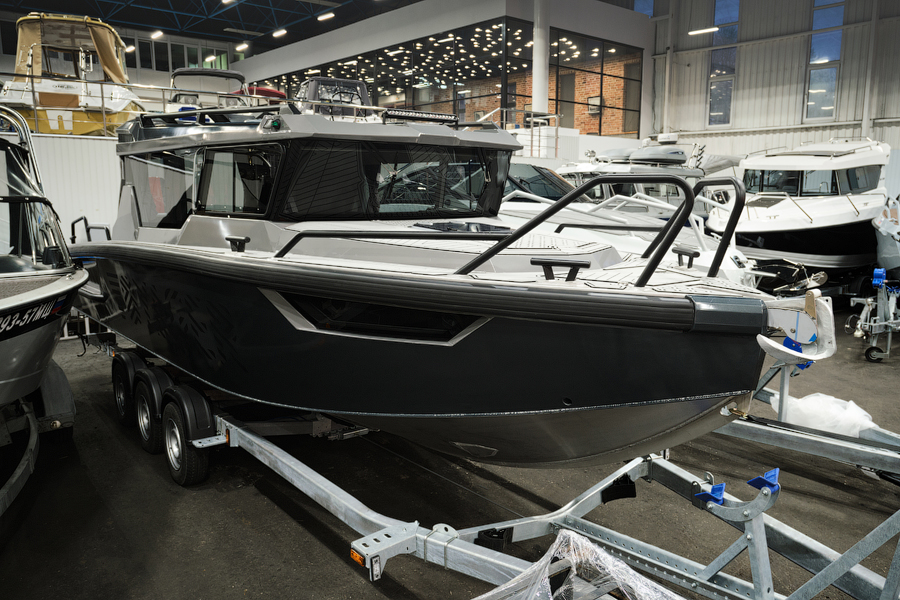 Лодка VOYAGER 850 Cabin с мотором MERCURY V10 400R