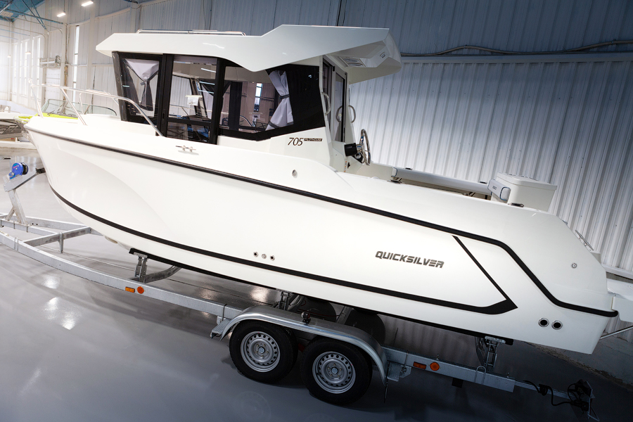 QUICKSILVER 705 PILOTHOUSE