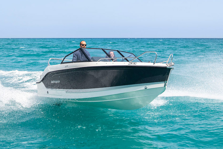 QUICKSILVER ACTIV 555 BOWRIDER