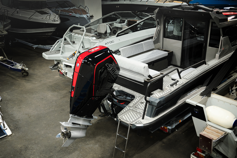 Лодка VOYAGER 850 Cabin с мотором MERCURY V10 400R
