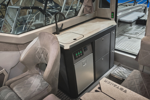 Лодка VOYAGER 850 Cabin с мотором MERCURY V10 400R