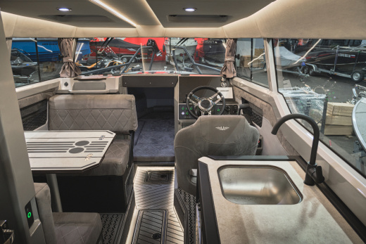 Лодка VOYAGER 850 Cabin с мотором MERCURY V10 400R