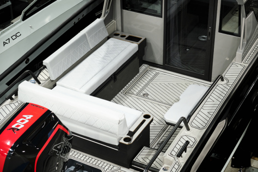 Лодка VOYAGER 850 Cabin с мотором MERCURY V10 400R