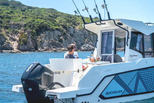 QUICKSILVER 705 PILOTHOUSE