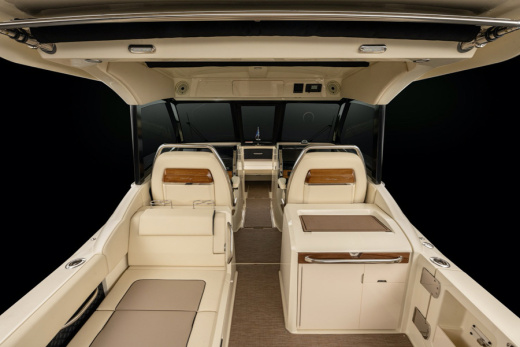 Chris-Craft Calypso 32