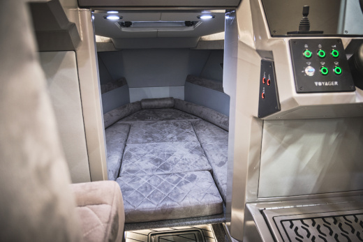 Лодка VOYAGER 850 Cabin с мотором MERCURY V10 400R
