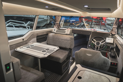 Лодка VOYAGER 850 Cabin с мотором MERCURY V10 400R