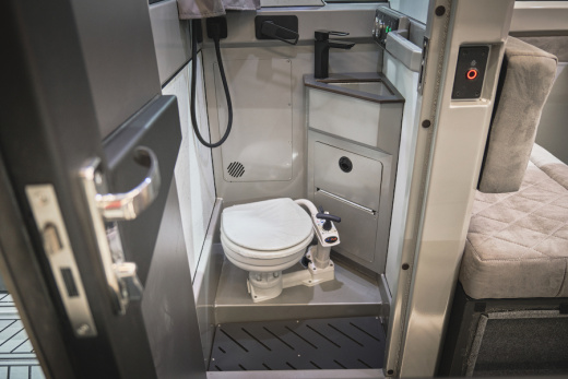 Лодка VOYAGER 850 Cabin с мотором MERCURY V10 400R