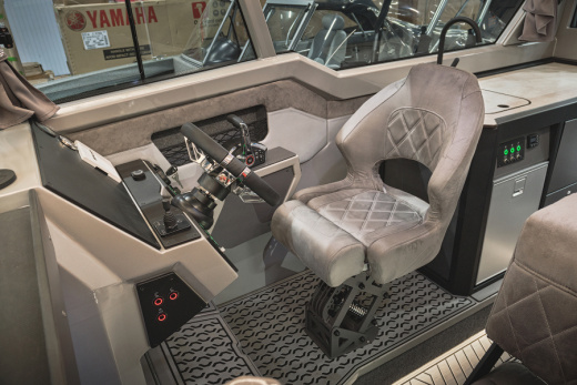 Лодка VOYAGER 850 Cabin с мотором MERCURY V10 400R