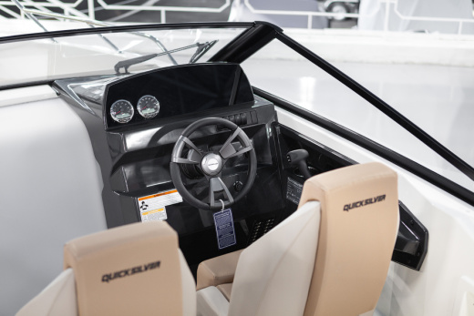 QUICKSILVER ACTIV 675 BOWRIDER